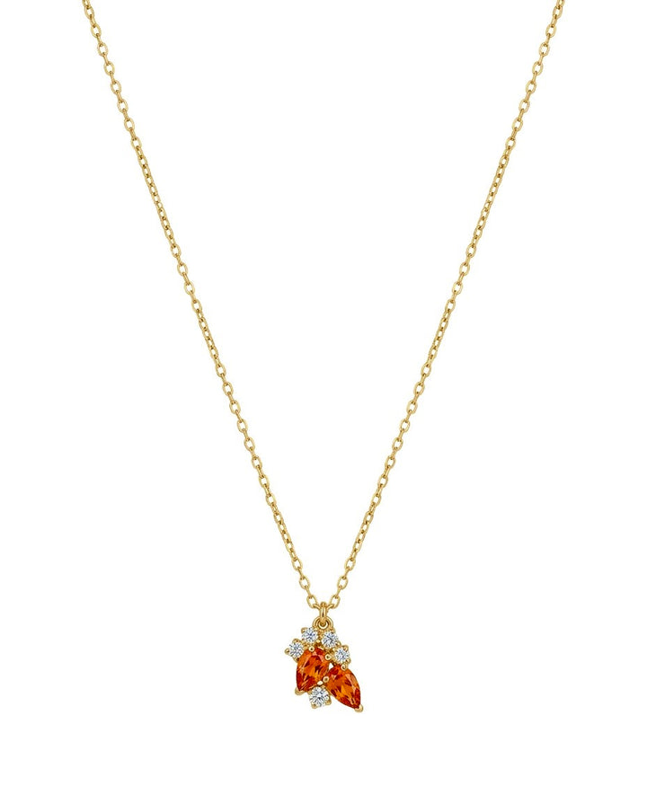 Zarte Halskette aus 18 Karat Gelbgold mit filigranem Anhänger aus zwei orangefarbenen, tropfenförmigen Edelsteinen und funkelnden Zirkonia-Steinen. Eleganter, femininer Goldschmuck für Alltag und besondere Anlässe.