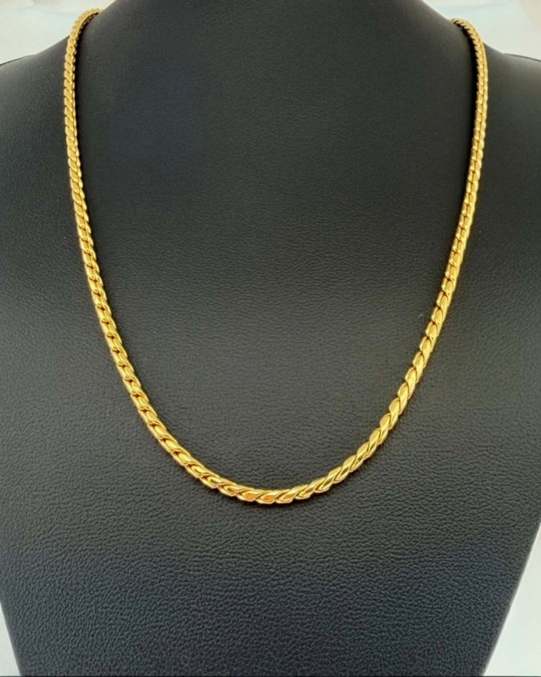 18k Gelbgold Halskette „Reshteh“ – elegant getragen