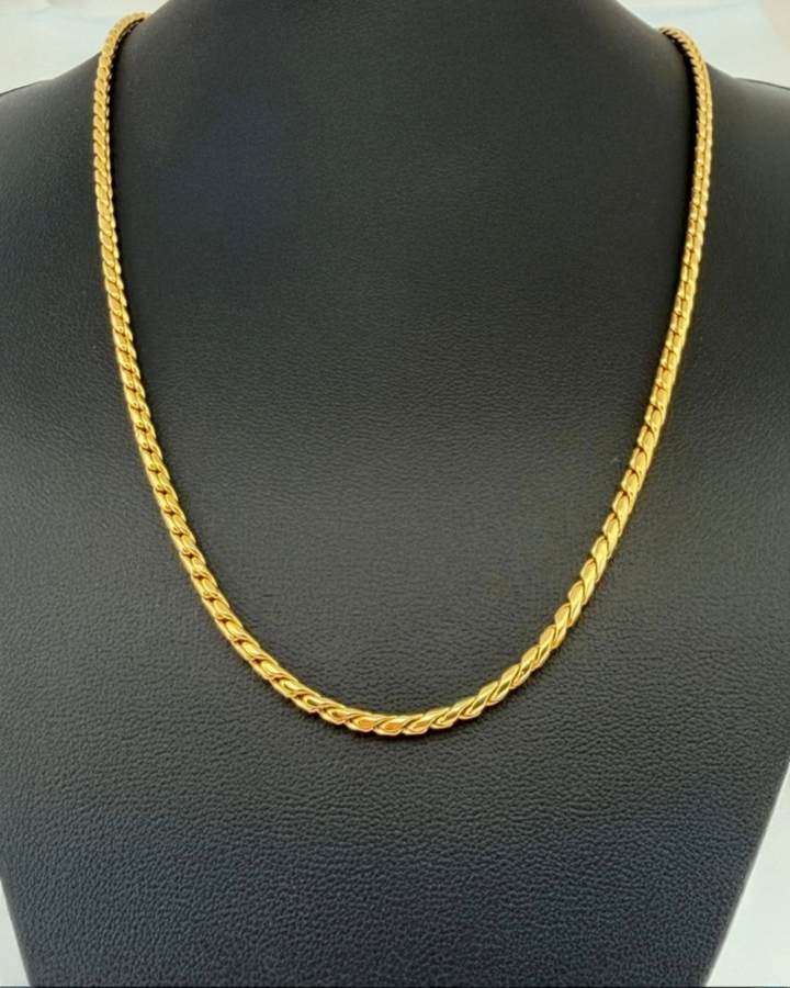 18k Gelbgold Halskette „Reshteh“ – elegant getragen
