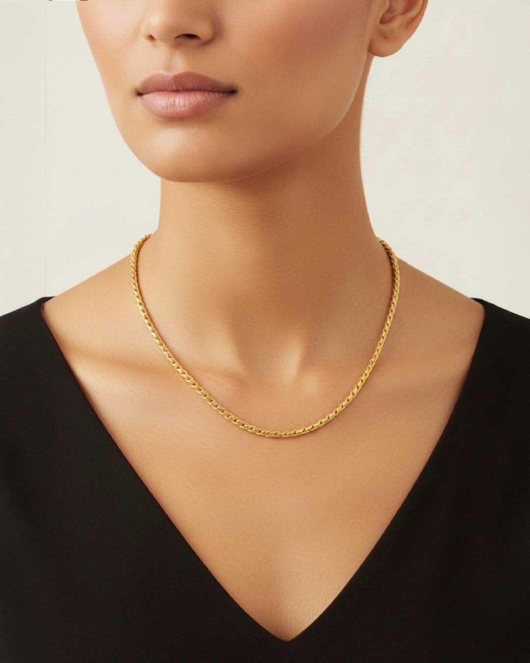 Elegante 18-Karat-Gelbgoldkette mit feiner Panzerstruktur, klassisch am Hals getragen, zeitloser Goldschmuck für stilvolle Looks und den Alltag.