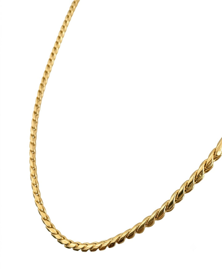 Detailaufnahme der gedrehten Struktur der 18k Gold Halskette