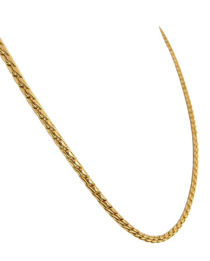 Detailaufnahme der gedrehten Struktur der 18k Gold Halskette