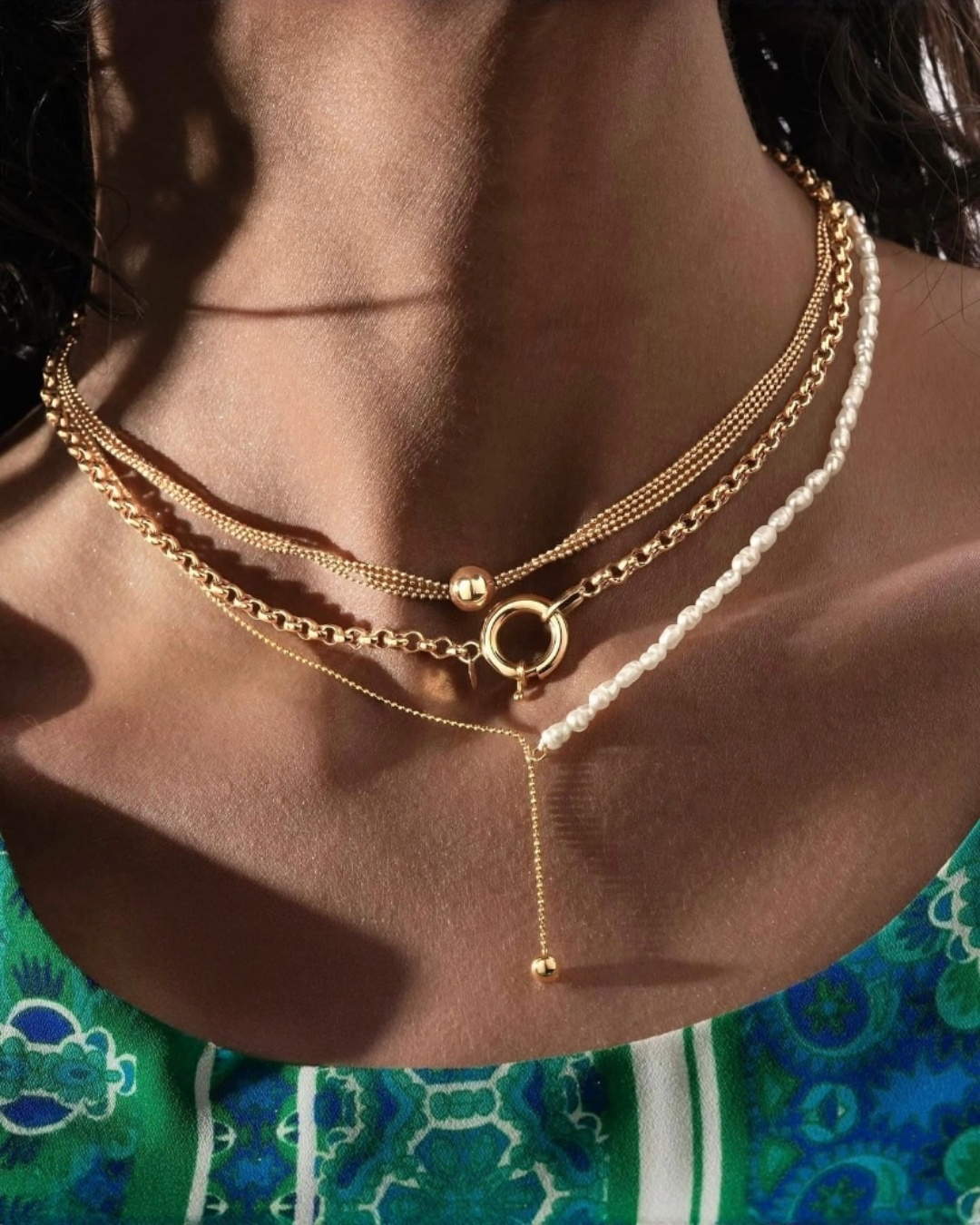 Rolo-e Bozorg-e Kelasik im Layering-Look mit weiteren Goldketten