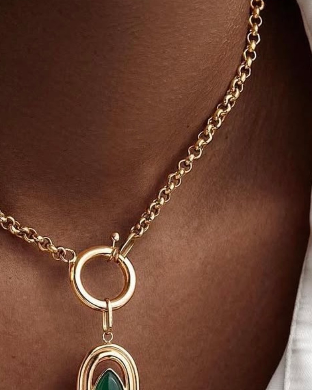 18k Gold Halskette mit grossem Federringverschluss getragen am Hals