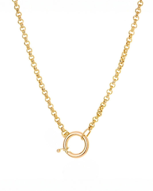 Detailaufnahme einer klassischen Rolo-Kette aus 18k Gelbgold mit sichtbarem Ringverschluss