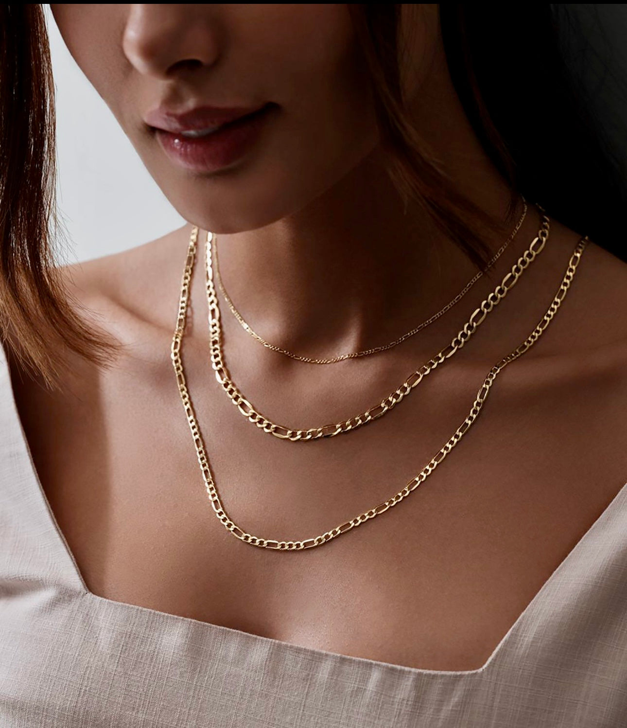 Halskette aus 18k Gelbgold im Figaro-Stil mit 50 cm Länge und 2 mm Gliedern – getragen von einem persischen Fotomodel