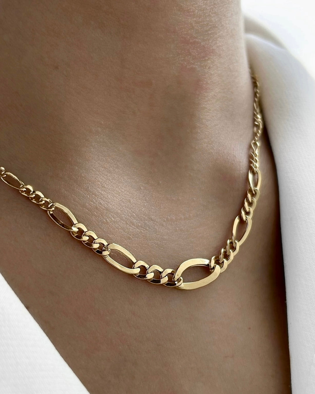 Halskette aus 18k Gelbgold im Figaro Conic Design – getragen am Hals, konische Glieder