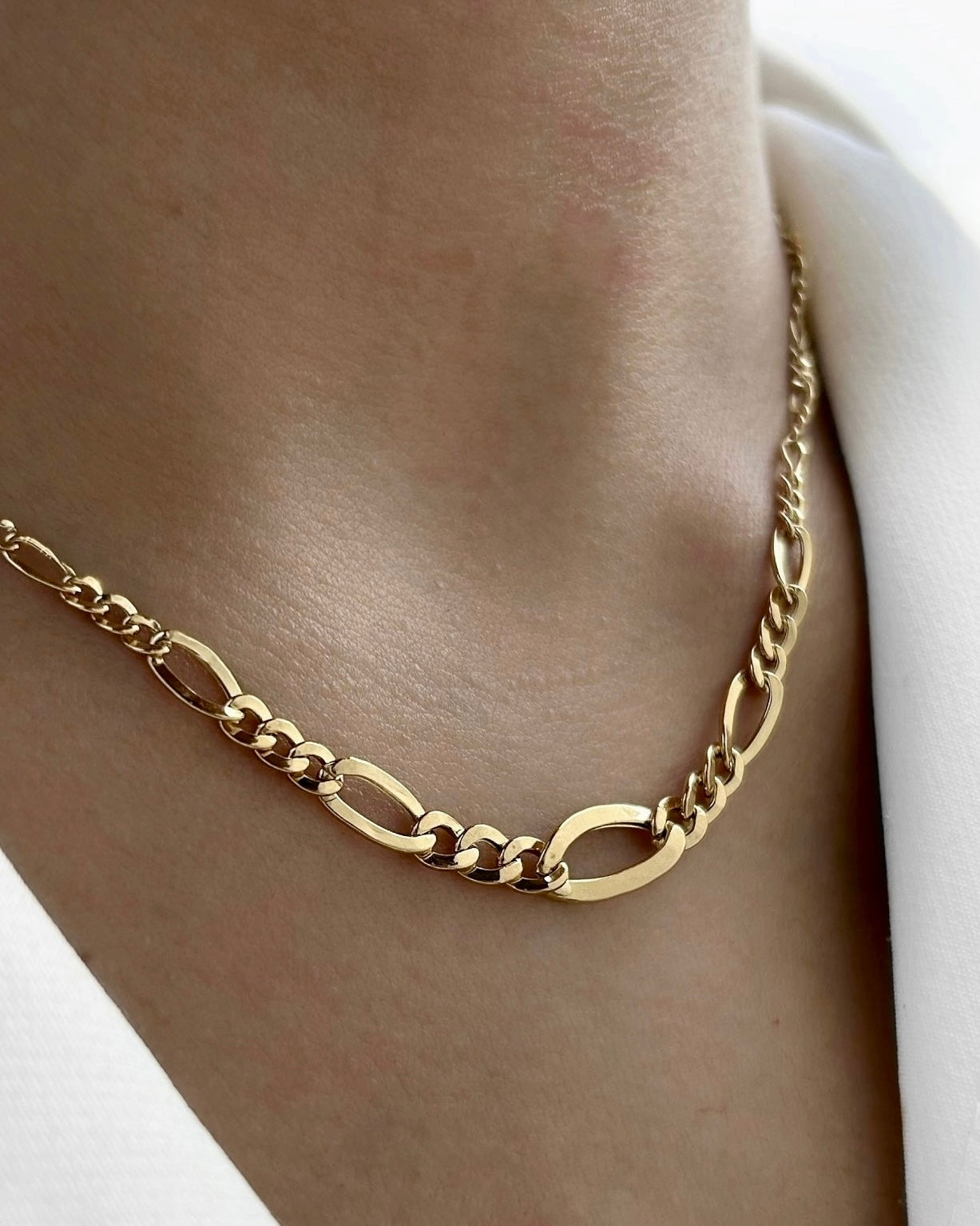 Halskette aus 18k Gelbgold im Figaro Conic Design – getragen am Hals, konische Glieder