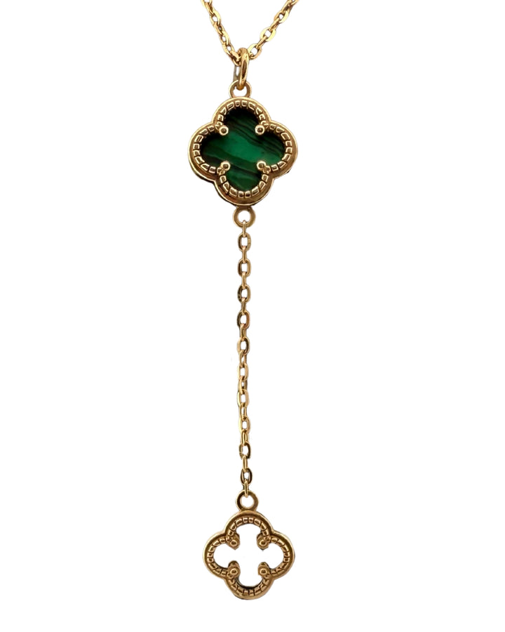 Detailansicht der Ziba Gold Kette Sambole-e Khoshbakhti (Symbol des Glücks) mit Malachit-Ornament und offenem Anhängermotiv in 18k Gelbgold – filigran &amp; symbolisch