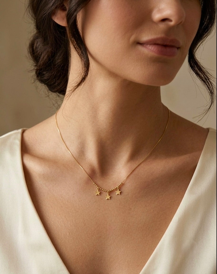 Filigrane 18k Gelbgold-Halskette mit drei kleinen Stern-Anhängern – eleganter, zeitloser Damenschmuck in minimalistischem Design