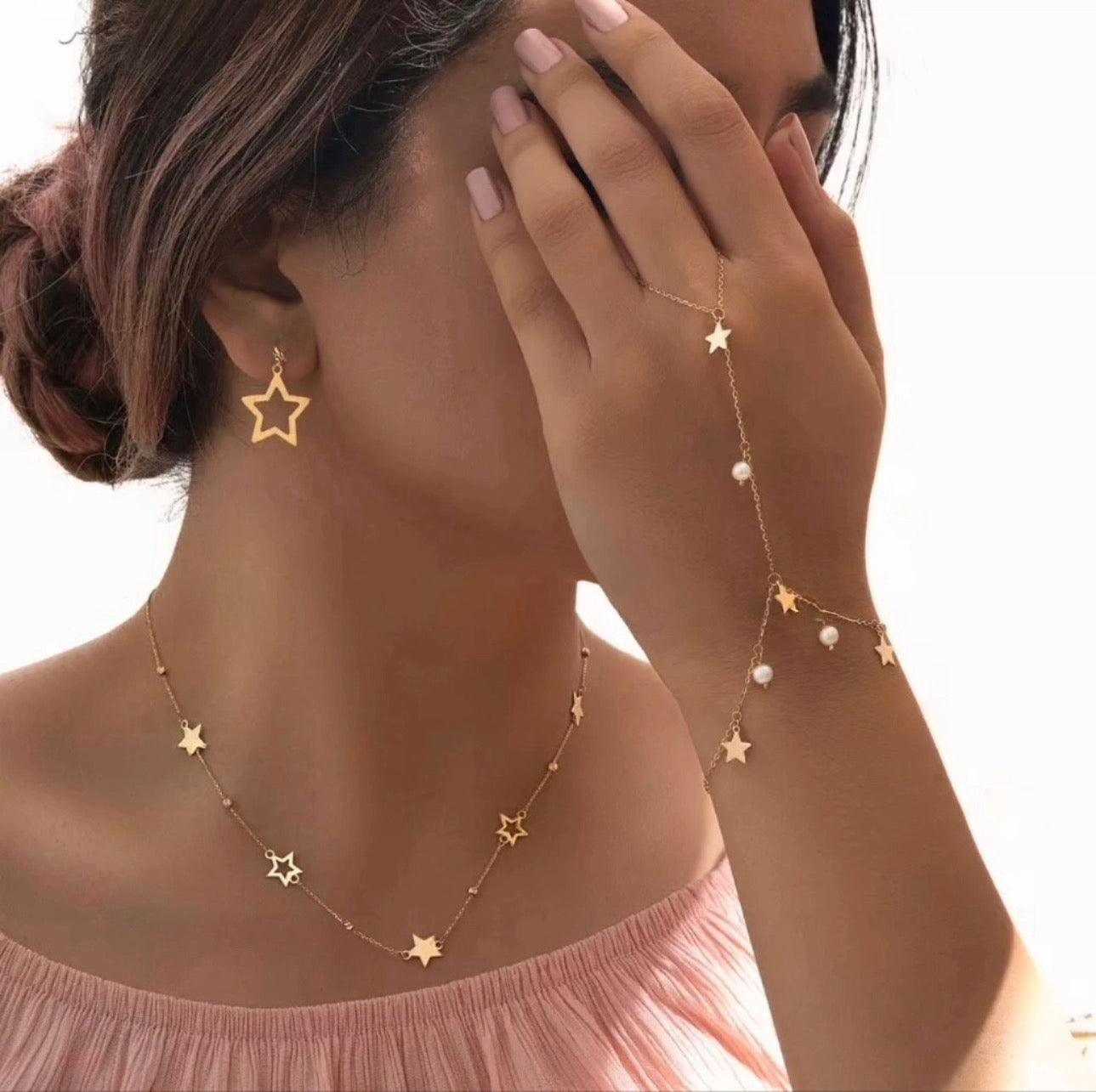 Sternkette Setareh aus 18k Gold, getragen im Ensemble mit passendem Armband und Sternohrring