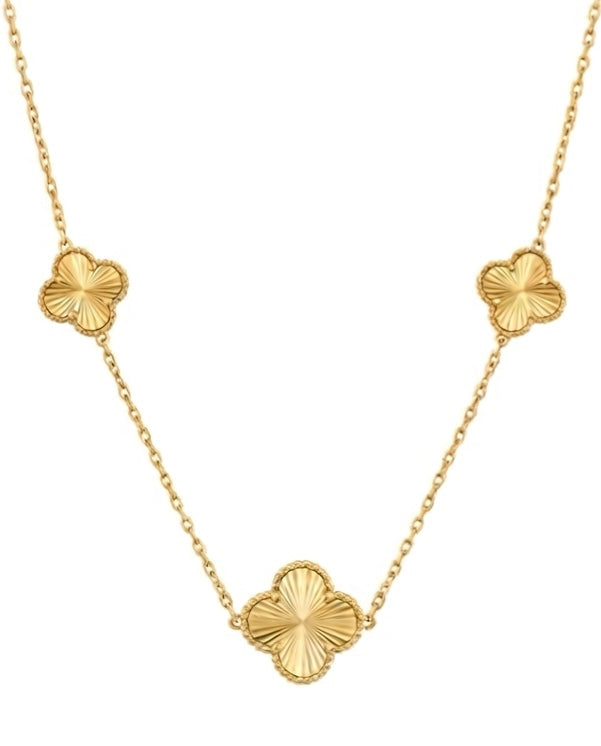Elegante Halskette aus 18 Karat Gelbgold mit drei vierblättrigen Kleeblatt-Elementen. Das grössere Kleeblatt in der Mitte wird von zwei kleineren Kleeblättern auf der feinen Ankerkette harmonisch ergänzt. Die satinierte Oberfläche mit strahlenförmiger Gravur verleiht der Goldkette einen edlen Schimmer – zeitloser Damenschmuck für jeden Tag und besondere Anlässe.