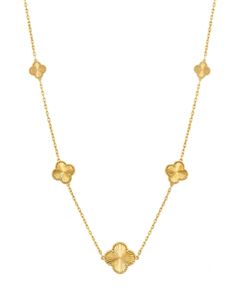 Zarte Halskette aus 18 Karat Gelbgold mit fünf filigranen vierblättrigen Kleeblatt-Elementen. Das mittlere Kleeblatt ist etwas grösser und bildet den eleganten Mittelpunkt der feinen Ankerkette. Die satinierte Oberfläche mit strahlenförmiger Gravur verleiht der Goldkette einen edlen Glanz – zeitloser Damenschmuck für Alltag und besondere Anlässe.