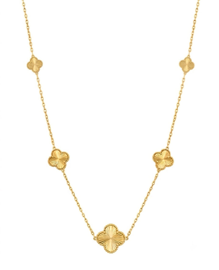 Zarte Halskette aus 18 Karat Gelbgold mit fünf filigranen vierblättrigen Kleeblatt-Elementen. Das mittlere Kleeblatt ist etwas grösser und bildet den eleganten Mittelpunkt der feinen Ankerkette. Die satinierte Oberfläche mit strahlenförmiger Gravur verleiht der Goldkette einen edlen Glanz – zeitloser Damenschmuck für Alltag und besondere Anlässe.