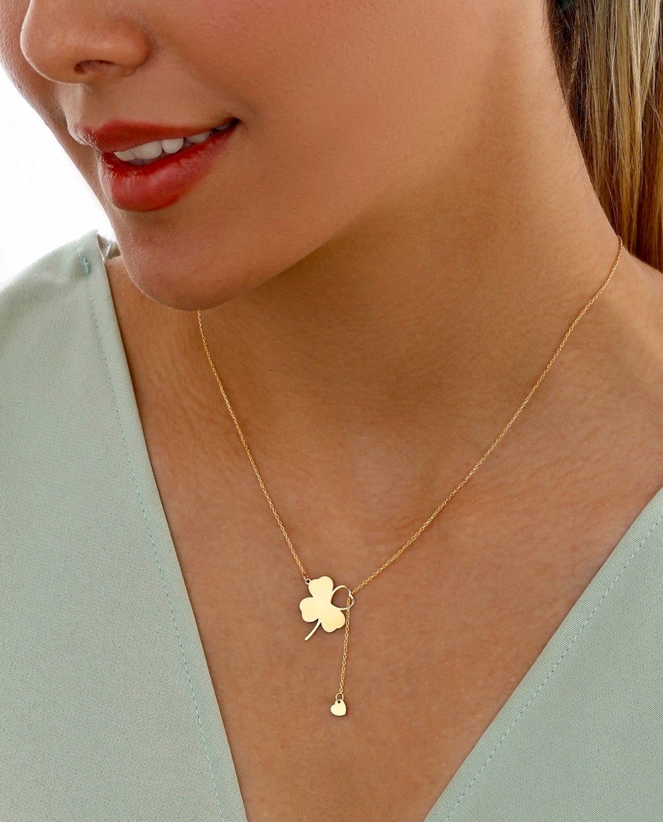 Model trägt 18k Goldkette ‚Shabdar-e Eshgh‘ mit Kleeblatt- und Herzanhänger – zartes Symbol für Glück und Liebe