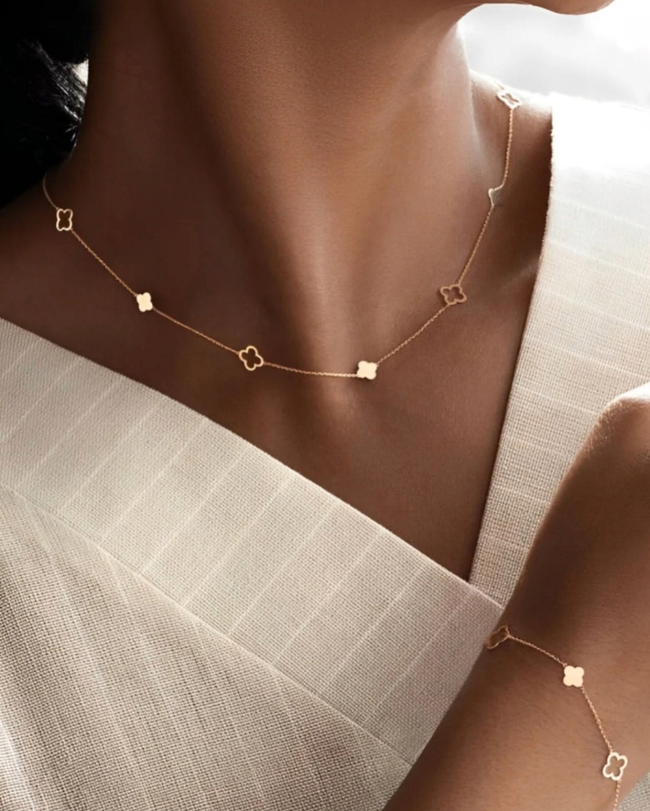 Zartes Armband Zanjir-e Gol aus 18k Gelbgold mit feinen Blumenmotiven – getragen am Handgelenk, kombiniert mit passender Halskette