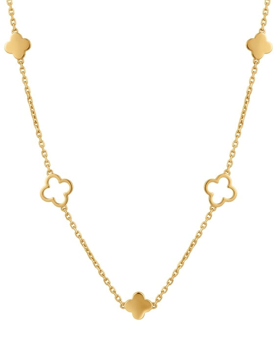 Nahaufnahme einer eleganten Halskette aus 18 Karat Gelbgold mit filigraner Ankerkette und fünf Kleeblatt-Elementen. Drei Kleeblätter sind offen gestaltet und zwei massiv poliert, wodurch ein harmonischer Wechsel zwischen Leichtigkeit und Glanz entsteht. Das mittlere, polierte Kleeblatt bildet den dezenten Blickfang. Die Kette wird vor einem hellen, neutralen Hintergrund präsentiert und vermittelt einen zeitlosen, femininen und luxuriösen Eindruck.