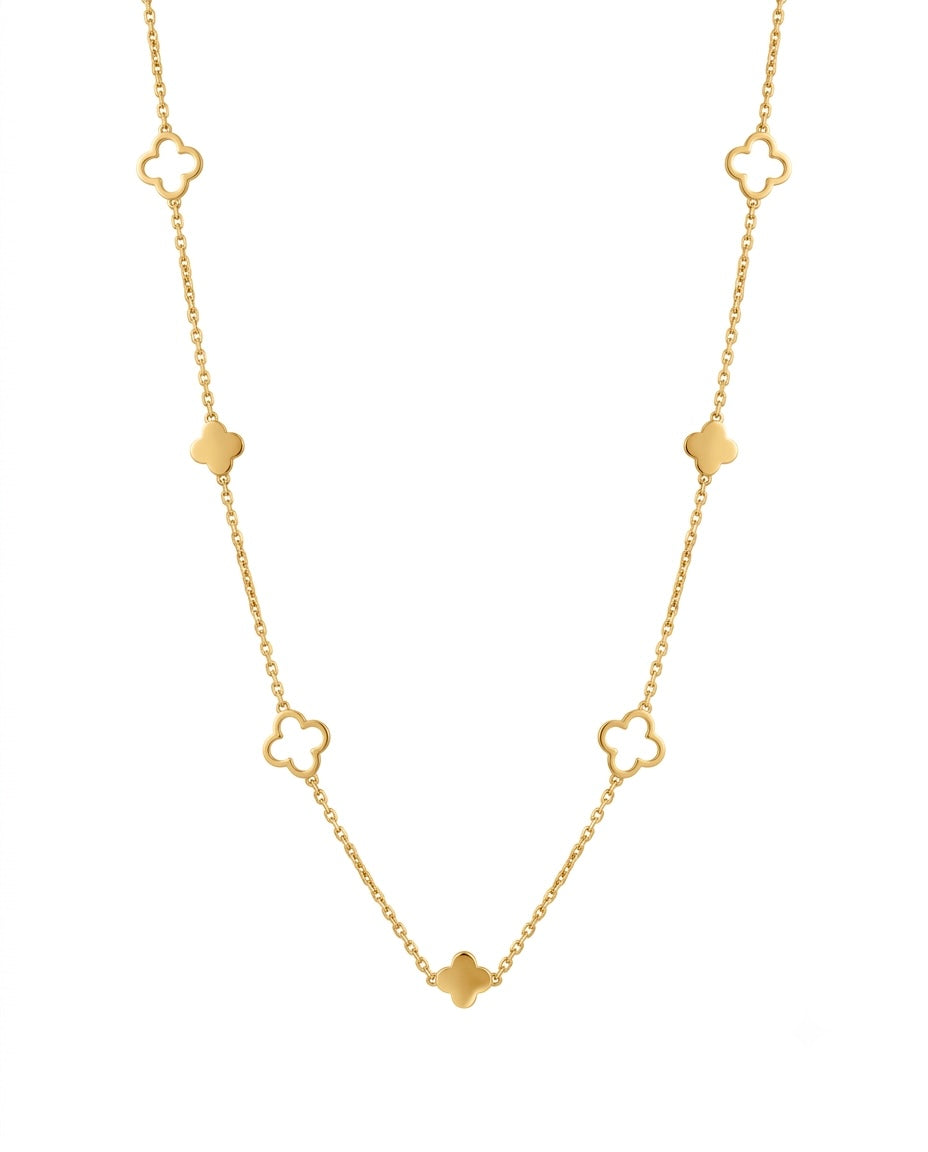 Elegante Halskette aus 18 Karat Gelbgold mit feiner Ankerkette und sieben gleichmässig verteilten Kleeblatt-Elementen. Die Kleeblätter wechseln sich zwischen polierter, massiv ausgeführter Goldoptik und filigranem, offenem Design ab. Die zarte Kette fällt fliessend und symmetrisch und wird vor einem hellen, neutralen Hintergrund präsentiert. Das zeitlose Design verbindet moderne Leichtigkeit mit klassischer Eleganz und eignet sich sowohl für den Alltag als auch für besondere Anlässe.