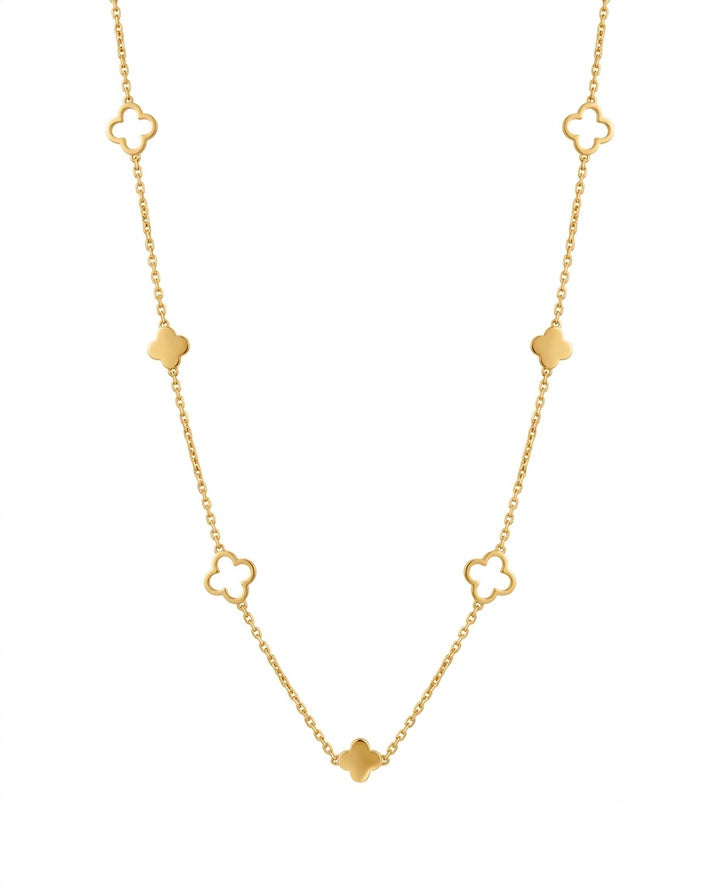Elegante Halskette aus 18 Karat Gelbgold mit feiner Ankerkette und sieben gleichmässig verteilten Kleeblatt-Elementen. Die Kleeblätter wechseln sich zwischen polierter, massiv ausgeführter Goldoptik und filigranem, offenem Design ab. Die zarte Kette fällt fliessend und symmetrisch und wird vor einem hellen, neutralen Hintergrund präsentiert. Das zeitlose Design verbindet moderne Leichtigkeit mit klassischer Eleganz und eignet sich sowohl für den Alltag als auch für besondere Anlässe.