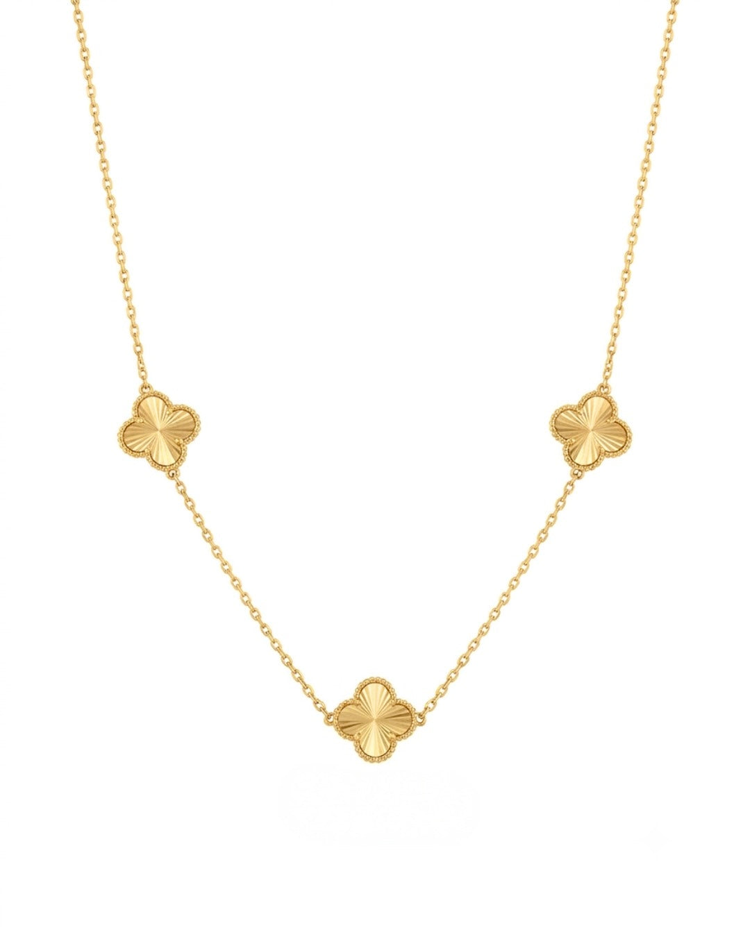 18k Gelbgold Halskette mit drei diamantierten Kleeblättern auf weißem Hintergrund.