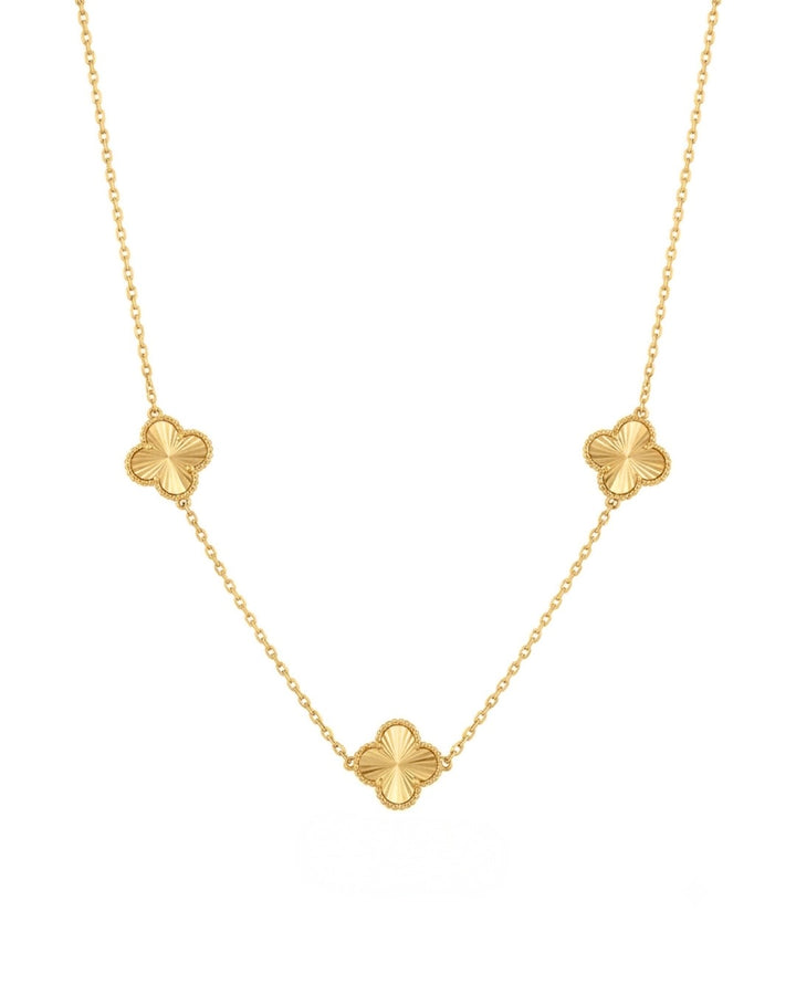18k Gelbgold Halskette mit drei diamantierten Kleeblättern auf weißem Hintergrund.