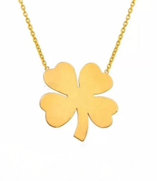 Nahaufnahme einer Halskette aus 18k Gelbgold mit stilisiertem vierblättrigem Kleeblatt-Anhänger – Modell Shabdar