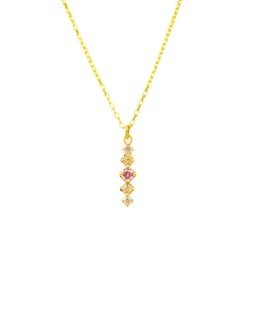 Vertikaler Anhänger mit mittlerem pastellvioletten Zirkonia, sanft rosiger Schimmer, flankiert von klaren Steinen – gefasst in 18k Gelbgold, auf weissem Hintergrund.