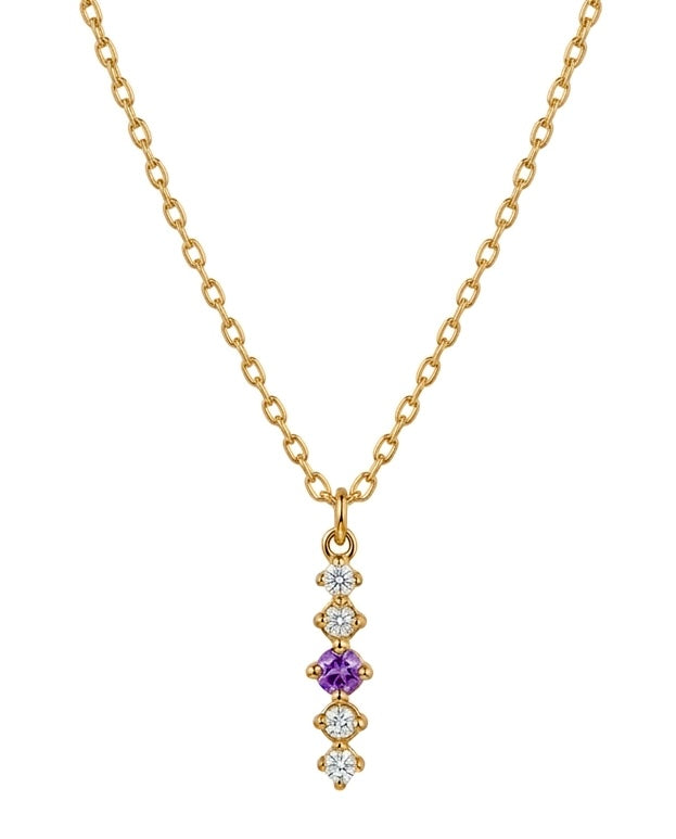 Vertikaler Anhänger mit mittlerem pastellvioletten Zirkonia, sanft rosiger Schimmer, flankiert von klaren Steinen – gefasst in 18k Gelbgold, auf weissem Hintergrund.