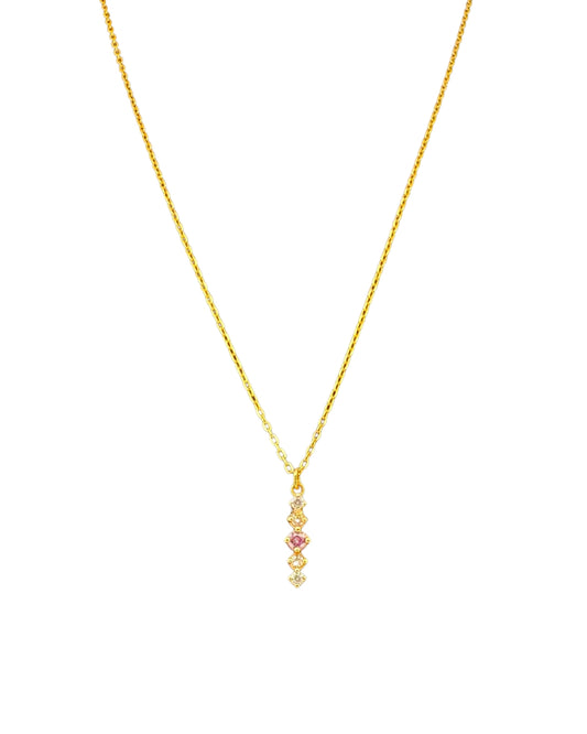 Zarte Halskette aus 18k Gelbgold mit schlankem Anhänger aus hellen Zirkonia und einem mittleren pastellvioletten Fliederstein – freigestellt auf weißem Hintergrund.