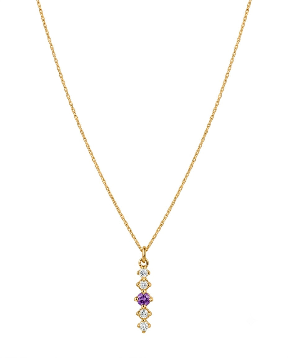 Zarte Halskette aus 18k Gelbgold mit schlankem Anhänger aus hellen Zirkonia und einem mittleren pastellvioletten Fliederstein – freigestellt auf weißem Hintergrund.