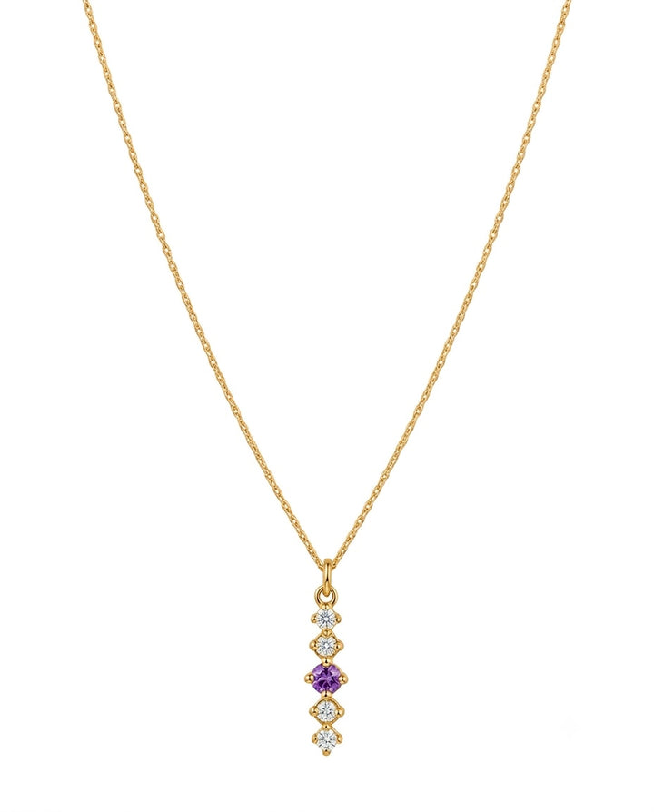 Zarte Halskette aus 18k Gelbgold mit schlankem Anhänger aus hellen Zirkonia und einem mittleren pastellvioletten Fliederstein – freigestellt auf weißem Hintergrund.