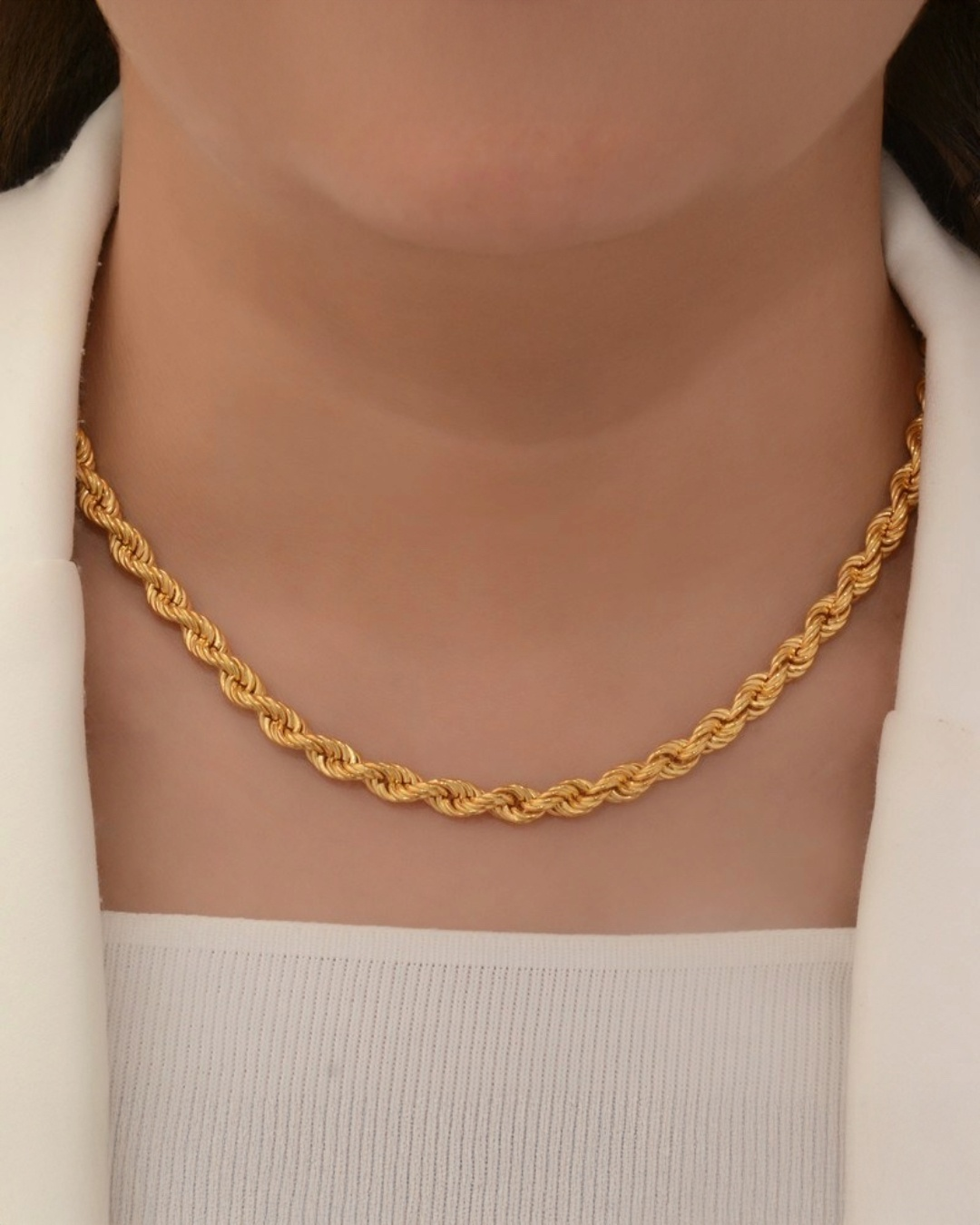 Ringzopfkette mit ineinandergehängten Gliedern aus 18k Gold – handgefertigt, poliert &amp; getragen von einem Modell mit weissem Oberteil