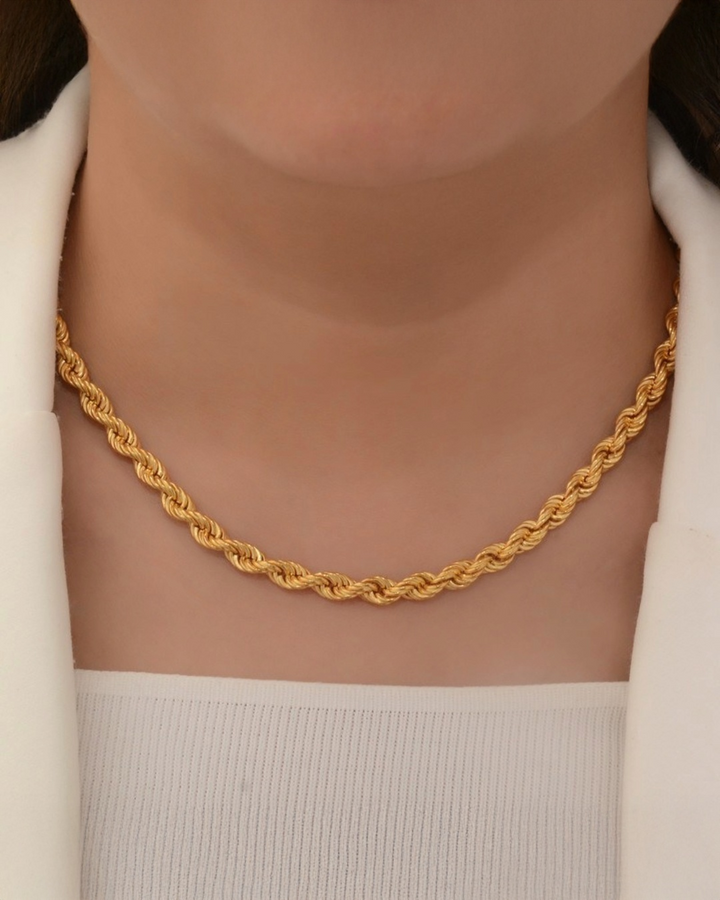 Ringzopfkette mit ineinandergehängten Gliedern aus 18k Gold – handgefertigt, poliert &amp; getragen von einem Modell mit weissem Oberteil