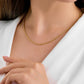 Feine 18k Goldkette im Kordel-Design – Tanab-e Tala, getragen mit weisser Bluse