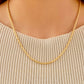Kordelkette aus 18k Gelbgold – elegante Halskette im Tanab-Design, getragen auf hellem Strickoberteil