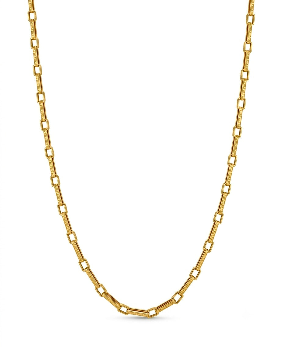 Elegante Halskette aus 18 Karat Gelbgold mit länglichen, rechteckigen Gliedern im Paperclip-Stil. Die schmalen Verbindungsstücke sind mit einem feinen griechischen Mäander-Muster verziert und verleihen der Kette eine edle, zeitlose Optik. Die Kette ist freigestellt vor weissem Hintergrund und eignet sich sowohl als Solostück als auch zum Layering.