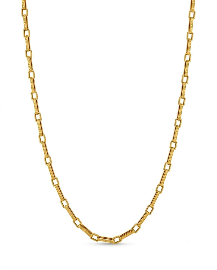 Elegante Halskette aus 18 Karat Gelbgold mit länglichen, rechteckigen Gliedern im Paperclip-Stil. Die schmalen Verbindungsstücke sind mit einem feinen griechischen Mäander-Muster verziert und verleihen der Kette eine edle, zeitlose Optik. Die Kette ist freigestellt vor weissem Hintergrund und eignet sich sowohl als Solostück als auch zum Layering.