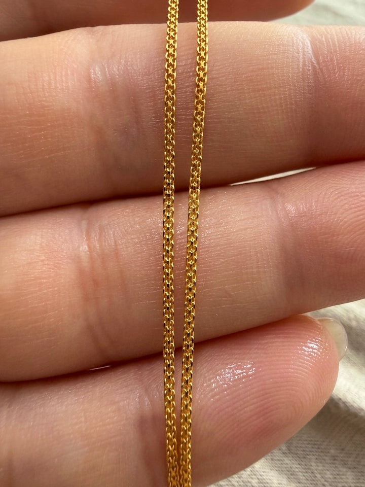 Feine Halskette aus echtem 18 Karat Gelbgold (750) mit filigraner Gliederstruktur und glänzender Oberfläche – hochwertiger Goldschmuck von Ziba Gold.