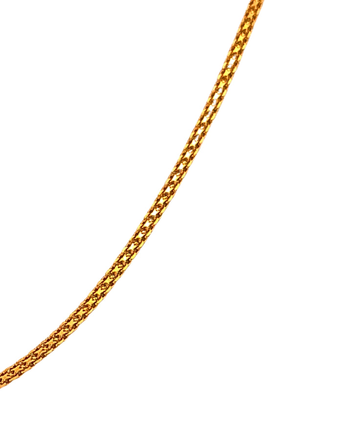 Detailaufnahme der fein verflochtenen Bismarck-Struktur aus 18k Gelbgold