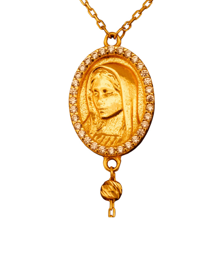 Marien-Medaillon aus 18k Gold – feine Gravur &amp; handwerkliche Details umringt von funkelnden Zirkonia-Steinen