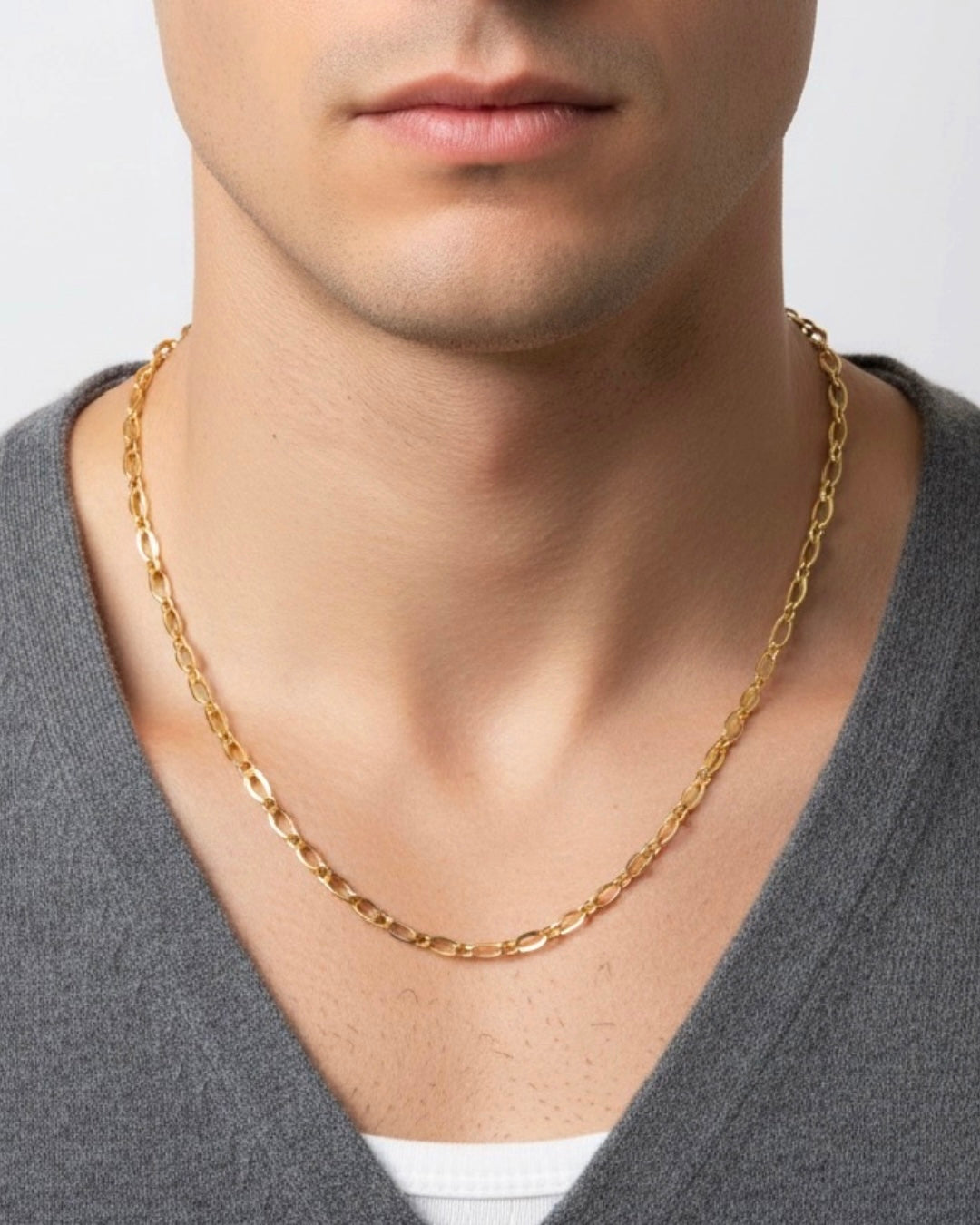 18k Gelbgold Halskette mit ovalen Gliedern – elegante Goldkette am Hals eines Mannes getragen