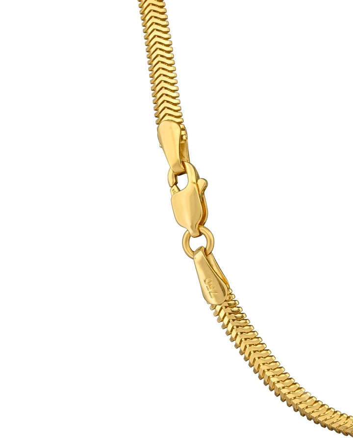 Karabinerverschluss einer Schlangenkette aus 18k Gelbgold in hochwertiger Detailansicht.