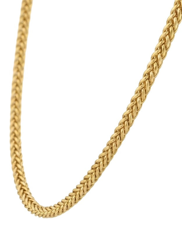 Zopfmuster-Halskette aus 18k Gelbgold mit 3 mm Zopfmuster-Gliedern auf hellem Hintergrund