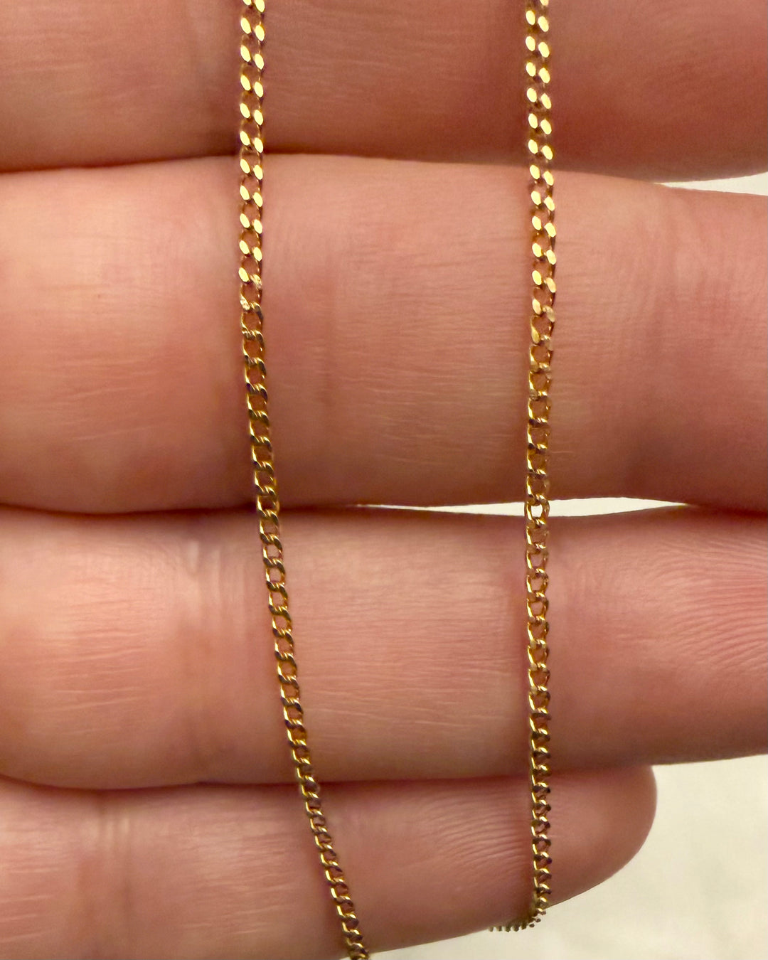 Feine Venezianerkette aus 18 Karat Gelbgold in Nahaufnahme – filigrane, diamantierte Goldkette mit glänzenden, eng aneinanderliegenden Gliedern, elegant und zeitlos für Anhänger oder als zarte Halskette.