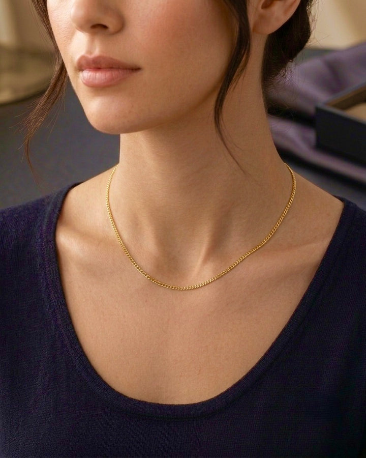 18 Karat Gelbgold Panzerkette an einer Frau getragen – elegante, fein gearbeitete Goldhalskette mit klassischem Panzerketten-Design für einen zeitlosen und minimalistischen Look.