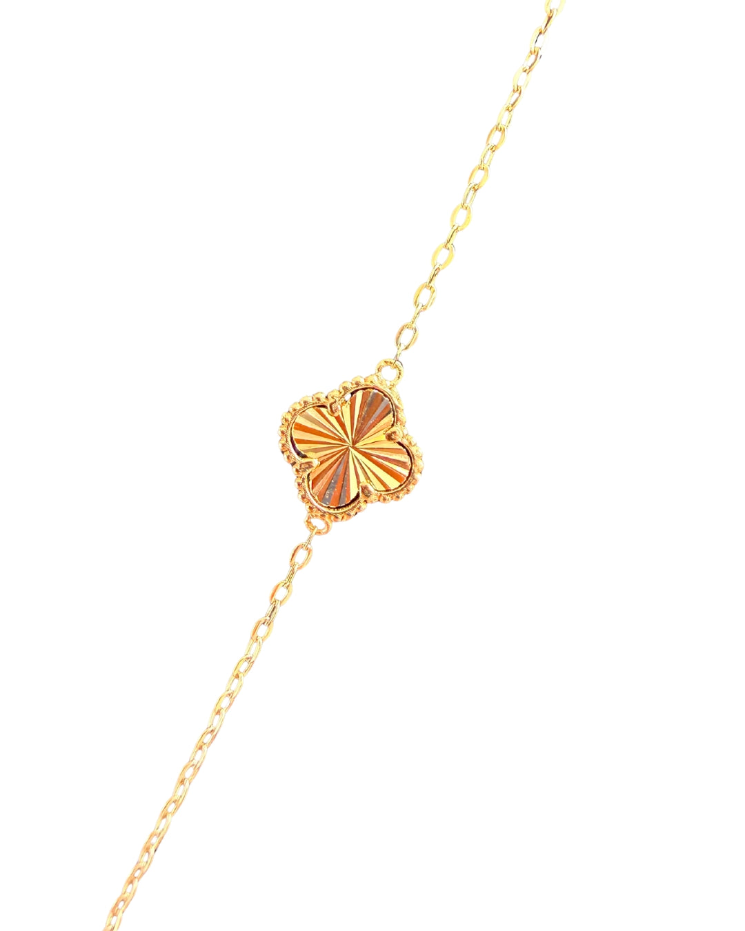 Aufnahme eines einzelnen Kleeblatts der 18k Goldkette „Kleiner strahlender Glücksklee“ – filigran gearbeitet, elegant & symbolisch.