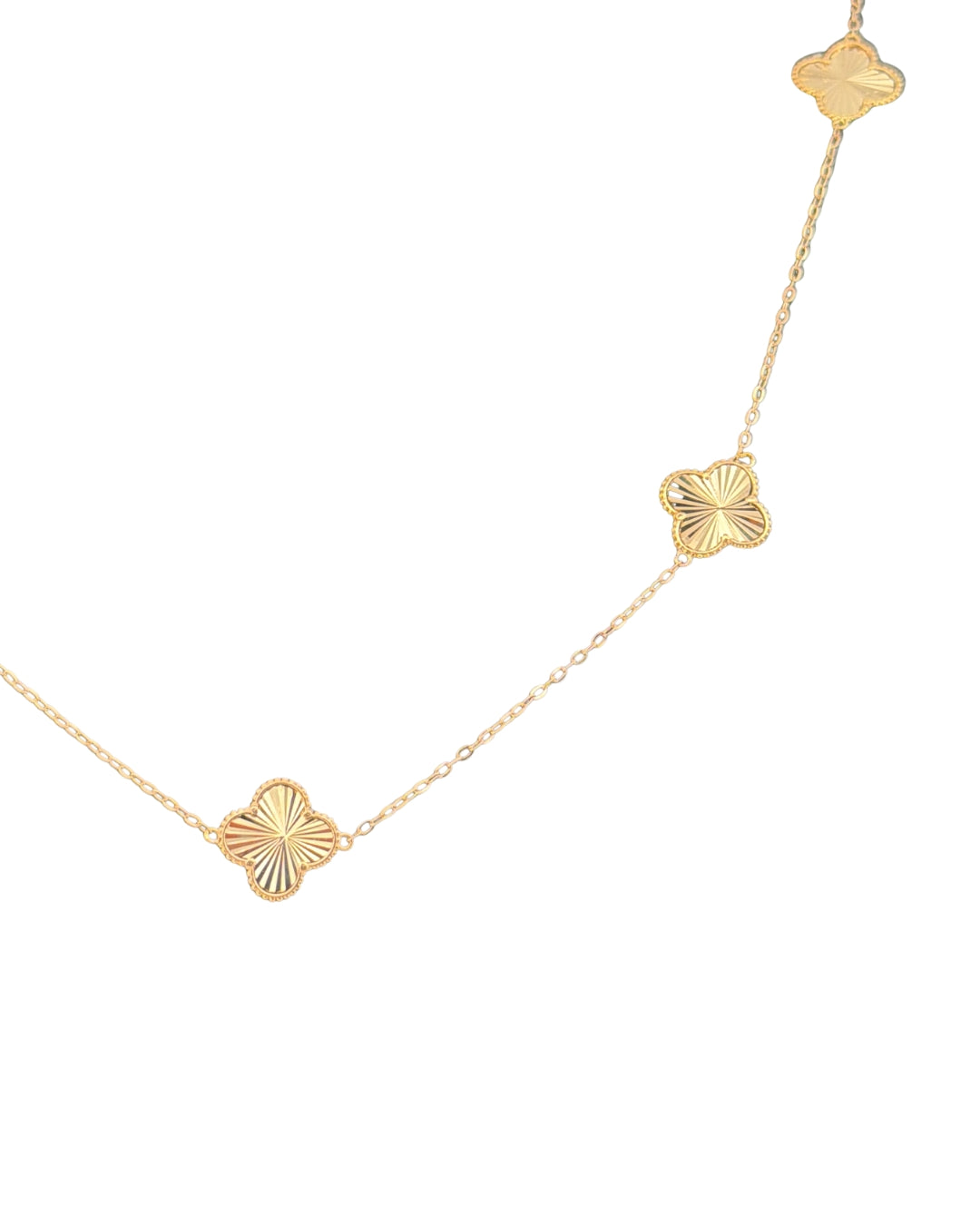 Nahaufnahme der zarten Kleeblattstruktur – hauchdünn, handgefertigt & poliert.