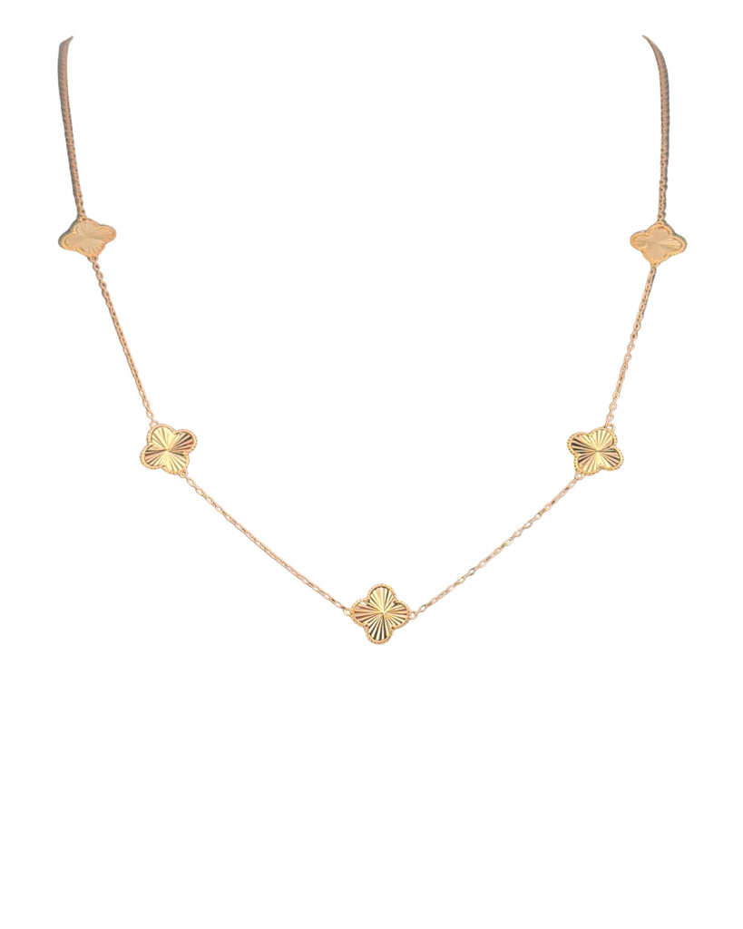 Halskette aus 18k Gelbgold mit fünf feinen Kleeblättern – freigestelltes Produktbild auf weissem Hintergrund.