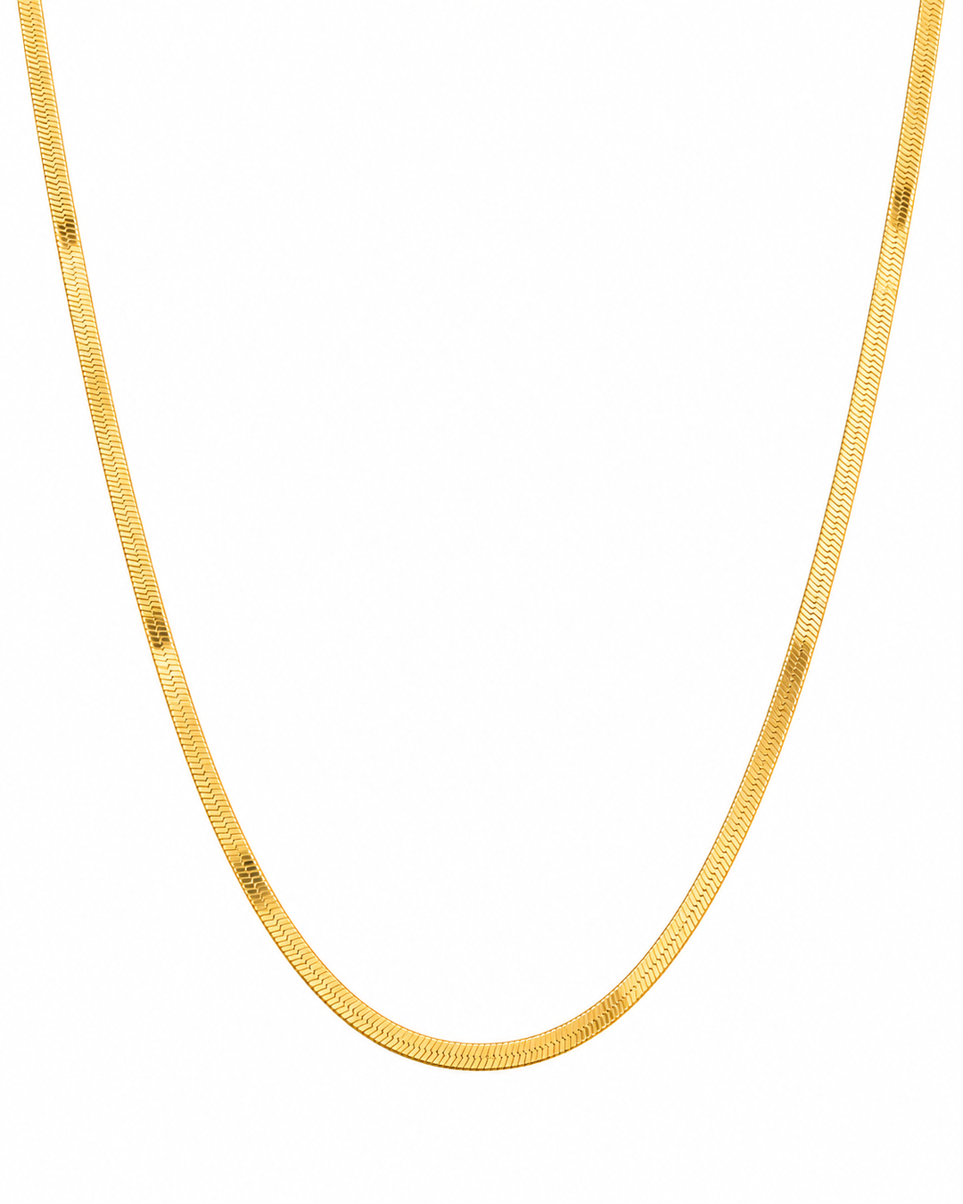 Feine, flache Halskette aus 18 Karat Gelbgold, 1,5 mm breit, auf reinweißem Hintergrund.