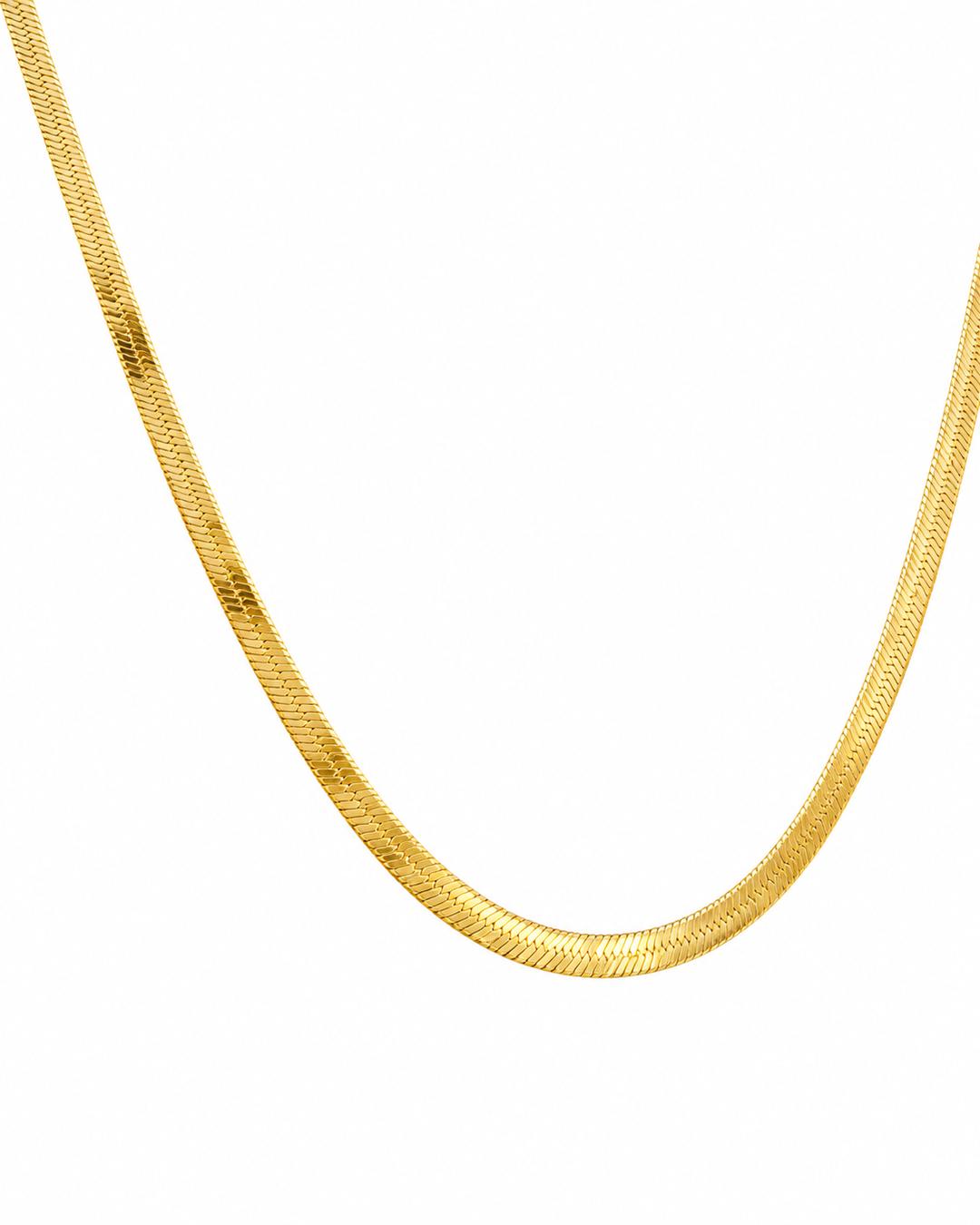 18 Karat Gold Halskette im eleganten Fischgräten-Design, flach gearbeitet und glänzend, in sanfter U-Form auf reinweissem Hintergrund.